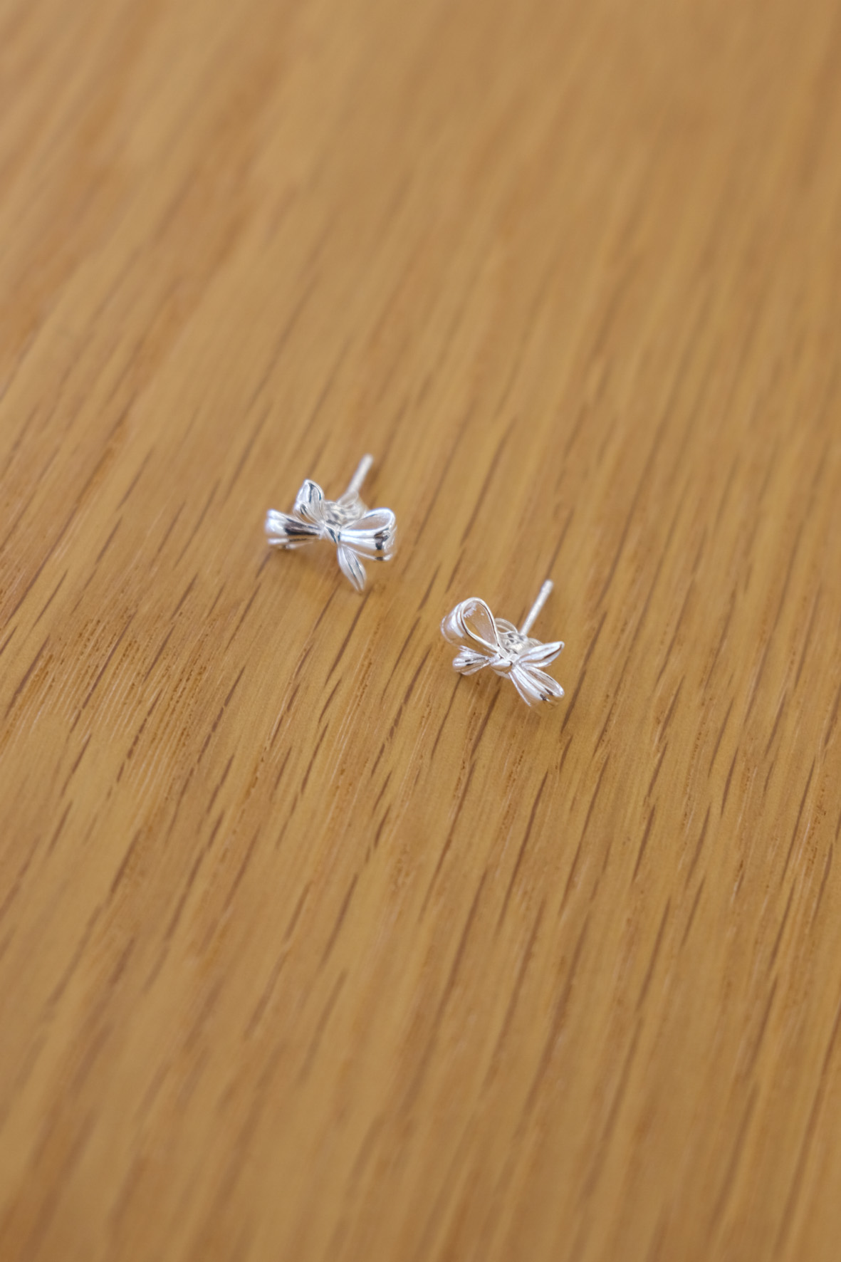 Mini ribbon silver earrings