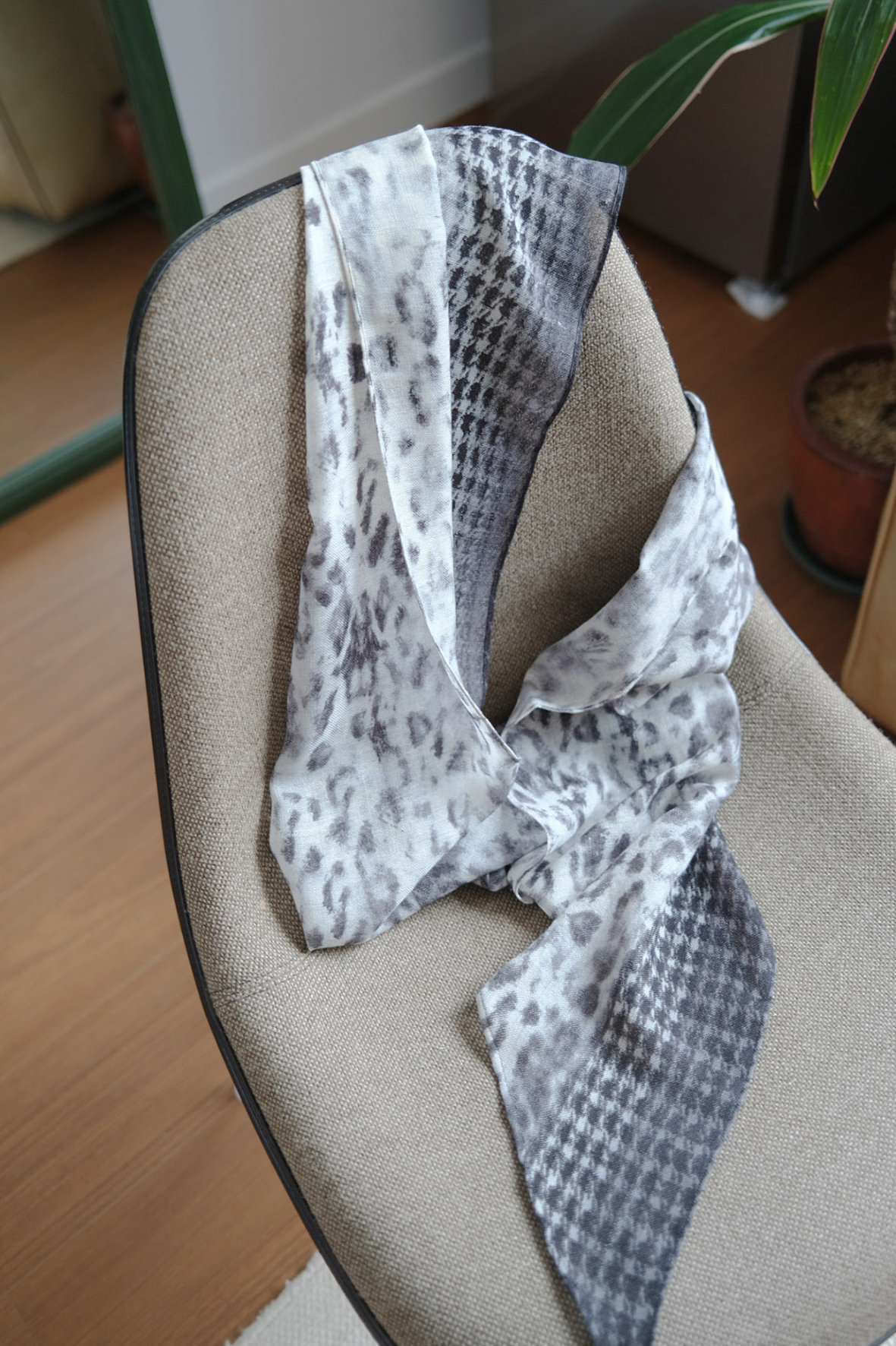 ﻿Leopard check wool scarf